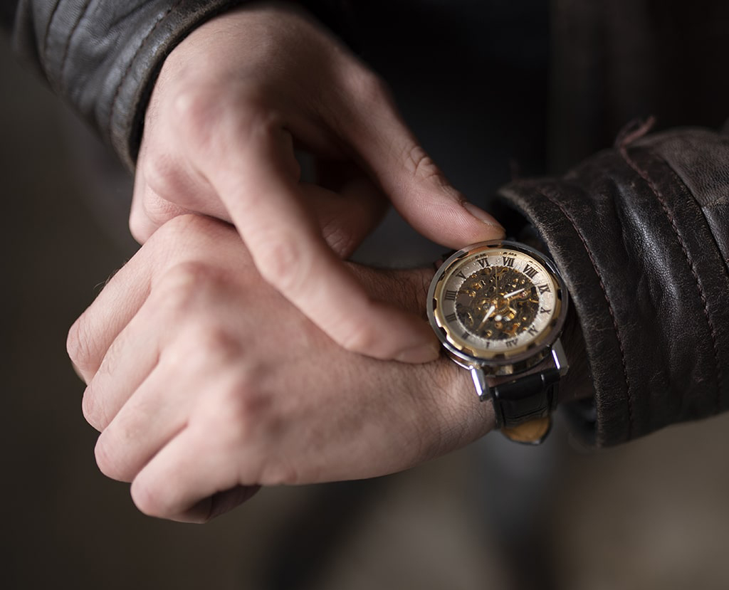 close-up-clock-with-time-change-min